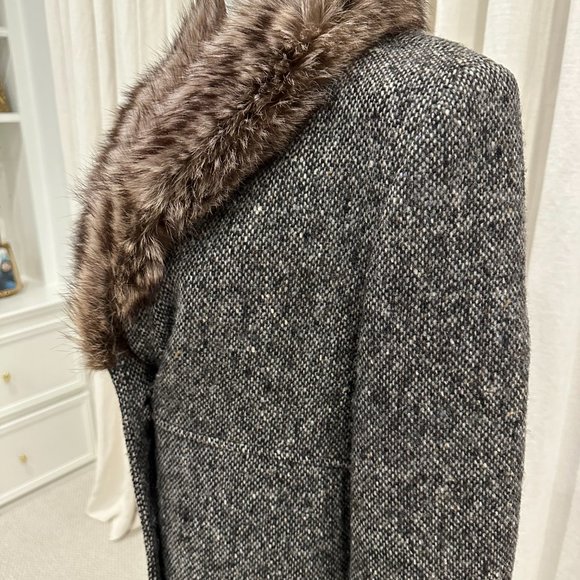 Classic Searle wool coat with fur collar. - Picture 3 of 5